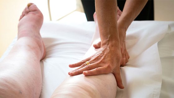 prichiny-oteka-nog-u-pozhilykh-lyudey-massag